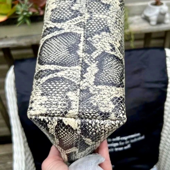 Kurt Geiger London The Chelsea Shoulder Bag Tote NWT - Picture 7 of 11